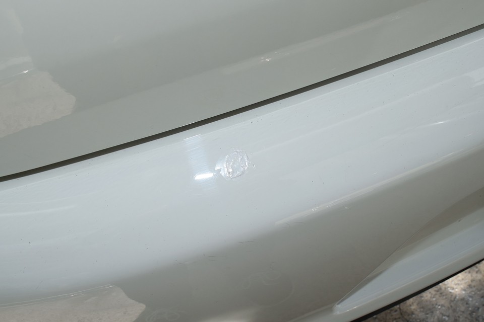 その4、リアバンパーにタッチアップでの補修跡があります。その他にも、細かく見れば小キズはありますが、目立つのはこの4点でしょうか。