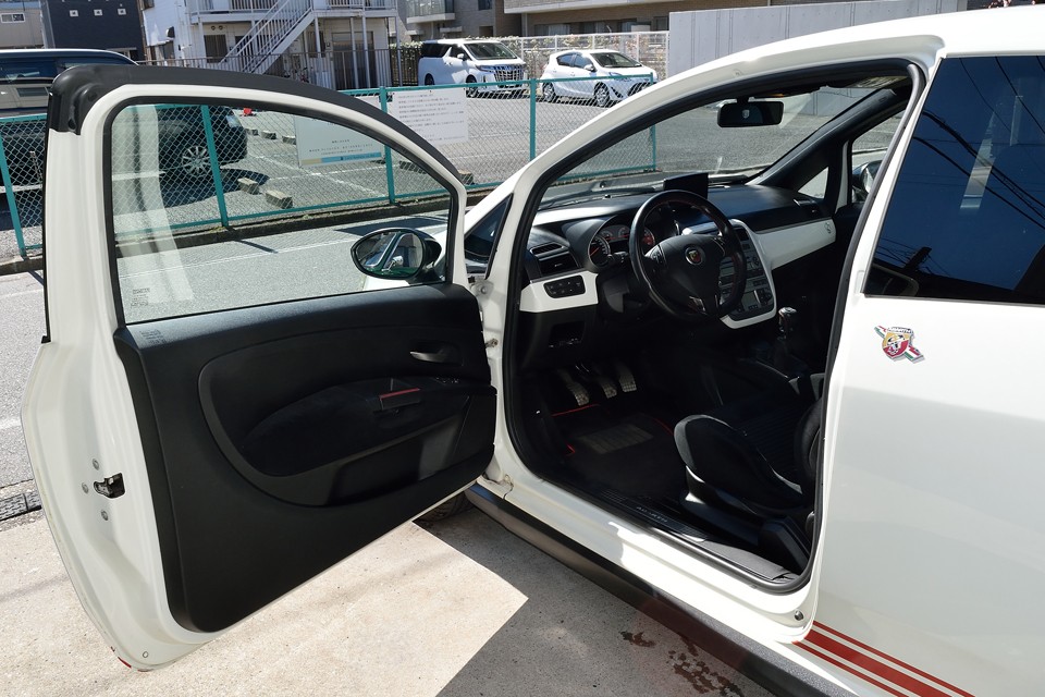 外装に比べて内装は、ほとんど気になるところも無く、とっても清潔な印象です。それでは詳しくご覧くださいませ～！