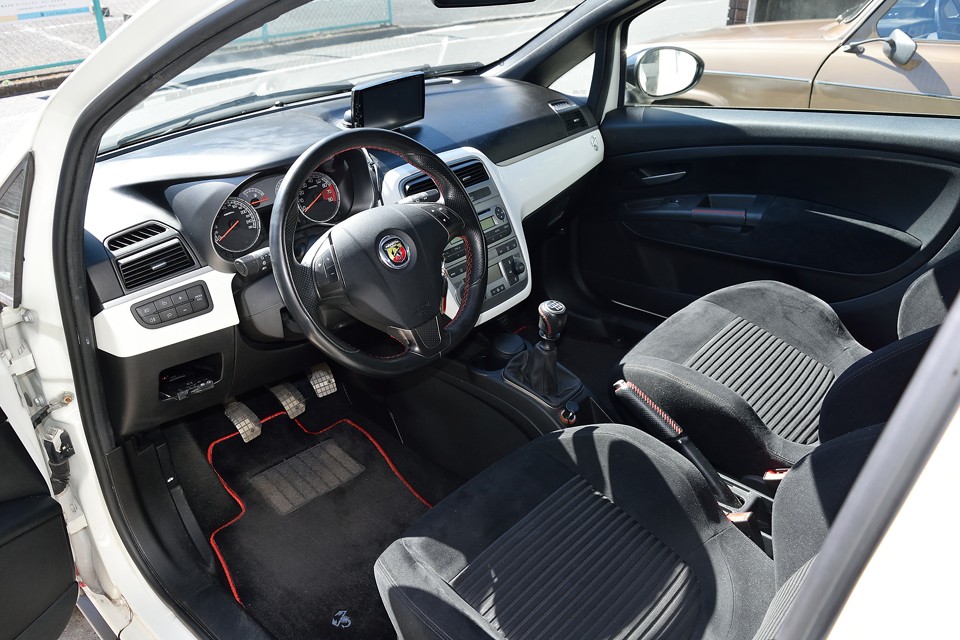 アバルト独特の、あちこちに配（あし）らわれた赤いステッチが、スポーツカーである事を、さりげなく演出！