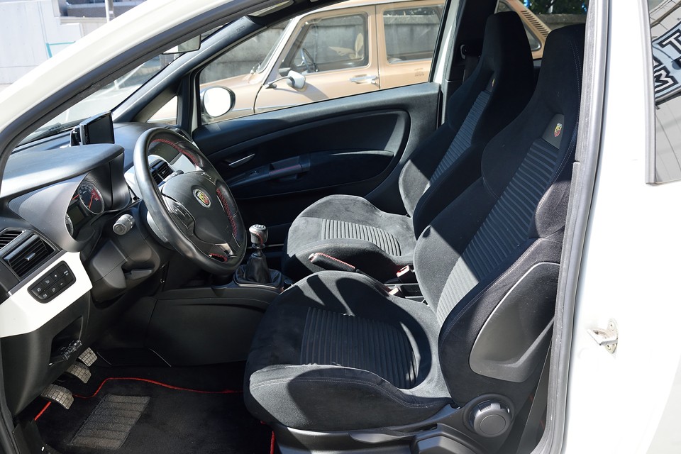 このシートは秀逸！自然と体を包み込む形状と、全体を覆うアルカンターラで、しっかりと体をホールドしてくれます。こういうシートはどこか体の一部が痛くなったりするものですが、それもほとんどないのがビックリ！