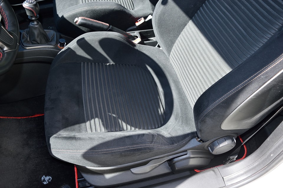 運転席座面ですが、とてもこの走行距離とは思えない状態です。サイドサポート部に少しヘタリはありますが、破れはもちろん、目立つスレ、汚れもありません！