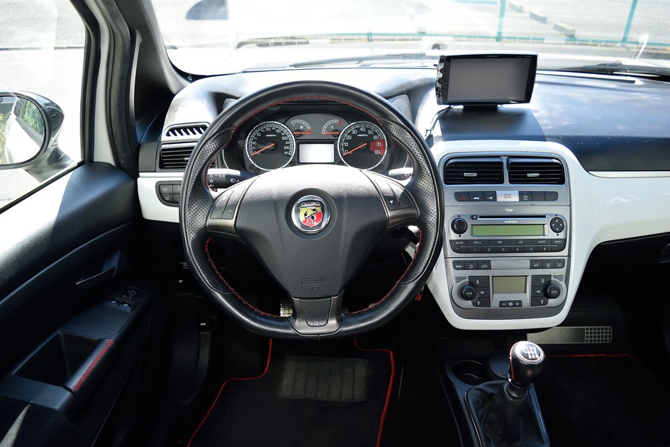 ドライビングを楽しむ！っていうのはどういう事か、熟知した造りですねぇ。座った瞬間から楽しませてくれます！それから特筆すべきはステアリングの状態の良さ！印象的な赤ステッチもレザーも劣化はもちろん汚れもほとんど無し！