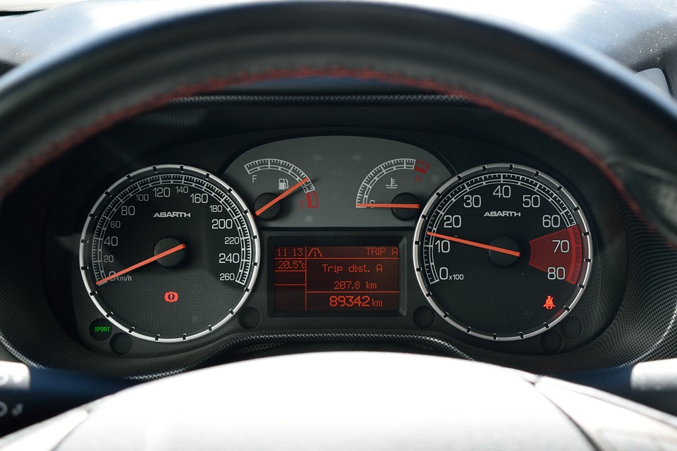 実走行8.9万km！2オーナー車で、ディーラー記録も7枚あります。それから、忘れちゃいけないタイミングベルトですが、2018（平成30）年4月、79,656km時にウォーターポンプ、テンショナーを含め一式交換歴有り！安心ですね。