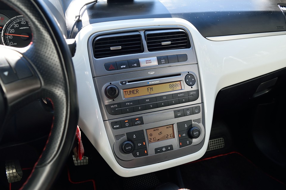 左右シンメトリーで見た目にスッキリ、安心、安定のデザイン！こんなに簡単なことなのに、何故、他のクルマはそうしないんでしょう・・・（悩）