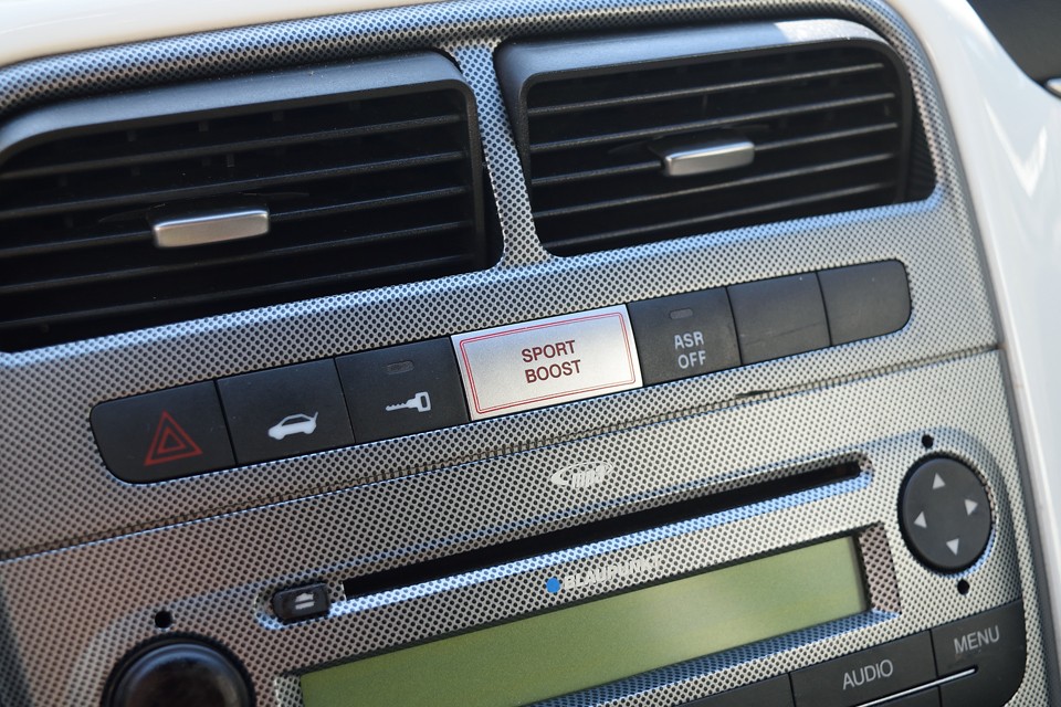 センターパネルに見慣れないボタンが・・・そう、これがこのアバルトグランデプントの一押し装備！ノーマルモードでも十分なパワーですが、いざという時には、この「SPORT BOOST」ボタンで、最大トルクが23.5kgmと10%以上UP！電動パワステもスポーツフィールに変更され、ハッキリと体感できる「やる気モード」になるのです！