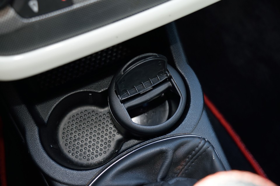 室内はタバコやペット等の嫌な臭いはありません。付属の灰皿も未使用ですから、禁煙車だったようです。