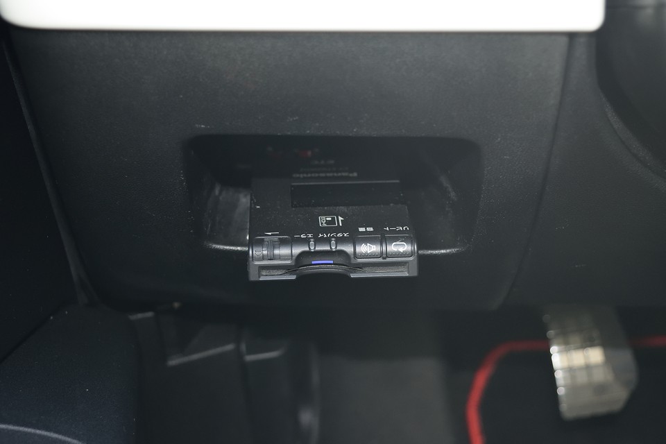 もちろんETCも装備。パナソニック製のアンテナ別体、音声案内タイプです。