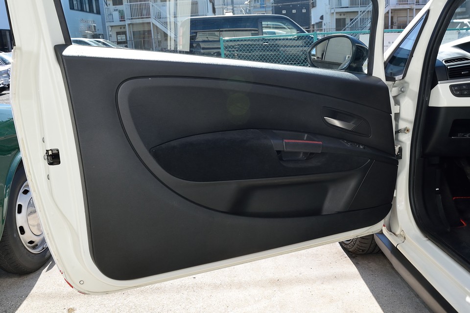 ドア内張りも、ご覧の通り、目立つキズ、汚れも無く、清潔な印象です。