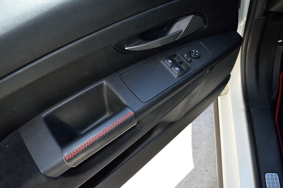 特に、使用感の出やすい操作ボタン付近もこの通り。・・・う～ん、やはり、触らずに念力で・・・（笑）