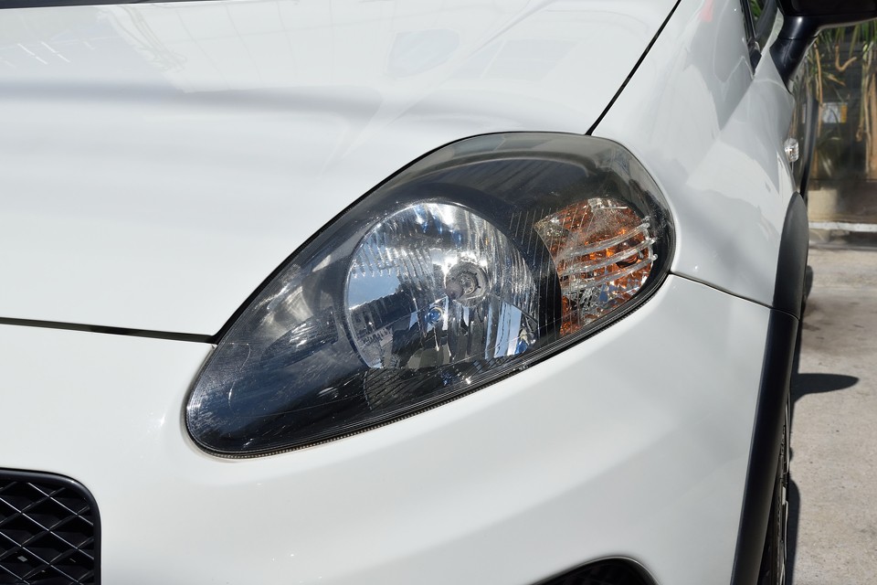 こちら側のヘッドライトにも若干の表面ガサガサ劣化があるので、ガンバって磨いておきま～す！