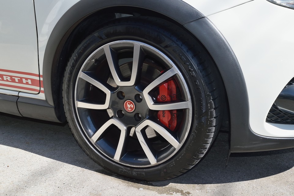 純正アルミの隙間から覗く、真っ赤なブレンボのキャリパーが戦闘力の高さを物語ります。前述の通り、純正アルミホイールには全輪ガリキズがあります。タッチアップで目立たなくはなっていますが、気になるかもしれません。