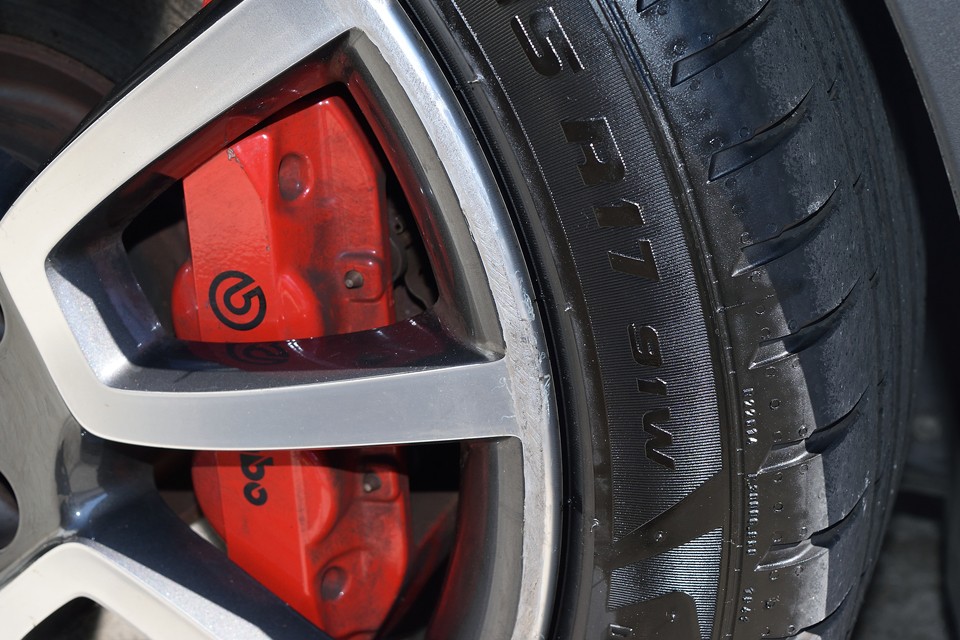 ホイールのガリキズはこれが一番大きいでしょうか、だいぶタッチアップで目立たなくなっていると思います。