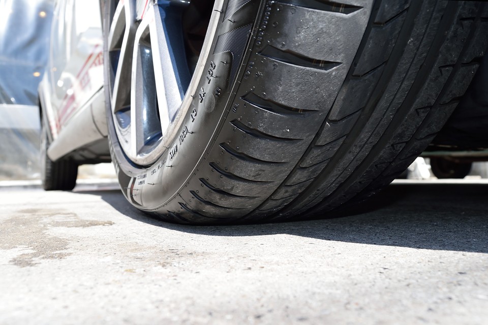 タイヤサイズは215/45R17、残溝は7～8分山というところでしょうか。当分交換の必要は無さそうです。