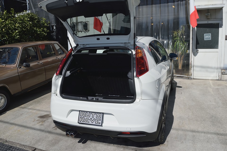 剛性を考えたボディ構造のせいでしょうか、トランクの開口部は少し狭いですが、容量はタップリ！