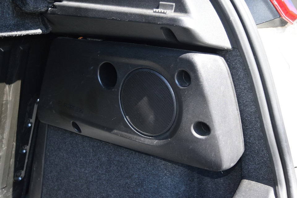 トランクには純正でご覧のウーハーも装備！音楽環境はこれでバッチリ！トランクスペースを犠牲にしない巧みな造りが◎！