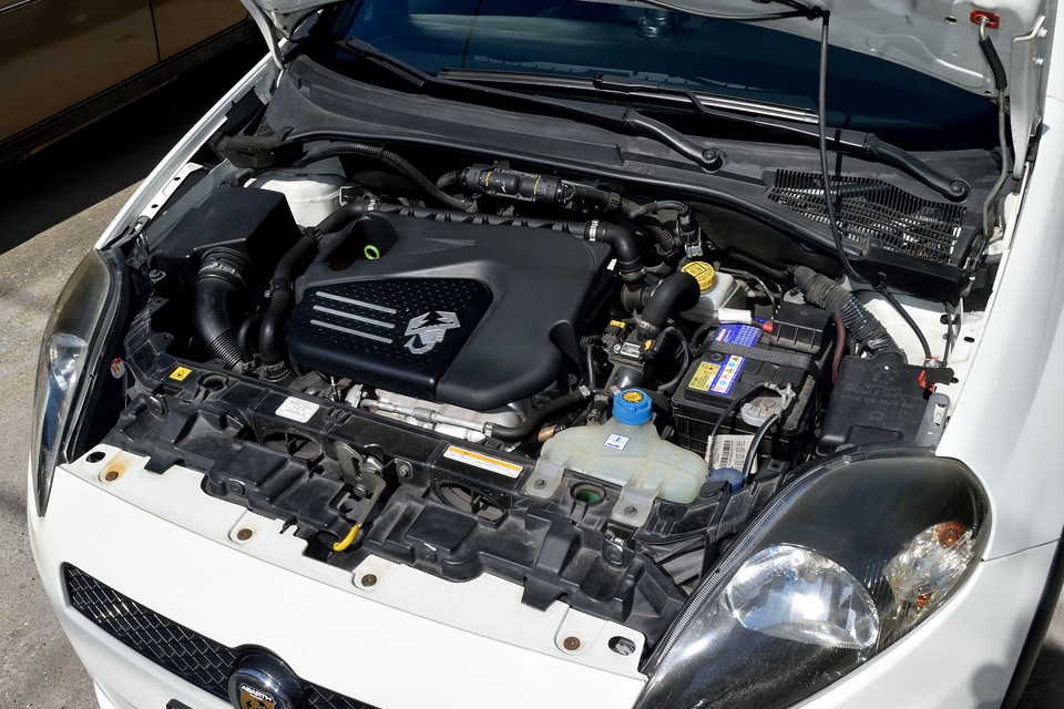 サソリマークが輝くエンジンは、直列4気筒DOHC16バルブICターボ1368cc、最高出力155ps(114kW)/5500rpm、最大トルク20.5kg・m(201N・m)/5000rpmを発生！スペック的には驚く数値では無いのですが、そこはアバルトマジック！実際の走りの体感は数値の5割増しの感覚！チョ～気持ちいい～！
