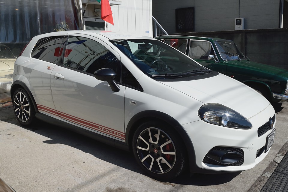 ジョルジェット・ジウジアーロ率いるイタルデザインによるボディは、改めて見てみると、奇を衒（てら）わないオーソドックスなデザインながら、塊感のある、何とも気持ちの良いデザイン！