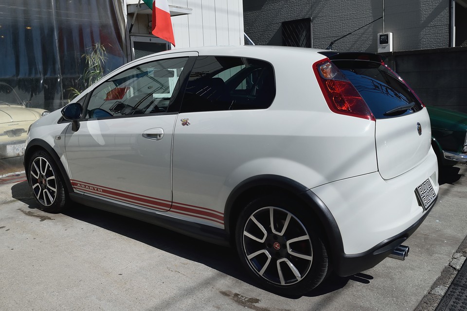 フロントから続くプレスラインが、流れる様にリアハッチまで続き、その上部に乗っかるようにウインドウ～リアランプ～リアガラスと自然に繋がる見事なデザイン！国産車にありがちな意味の無い線・面が何処にも無いのです！