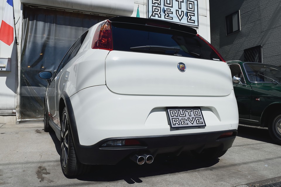 ライトを棘のように尖がらせたり、意味も無くあちこちメッキで飾ったり、一度見ただけでは覚えられない程、やたら複雑な面で造られたクルマとは明らかに違うのです。