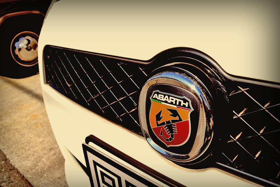 このサソリには、そんなアバルトの情熱という「毒」がタップリと注入されているのです。これに一度刺されてしまったら、それを治療するには・・・。