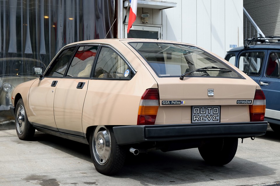 GSとGSAでの一番の違いは、GSのリアトランクハッチに対し、GSAはハッチバックです。これなら荷物の積み下ろしが楽なのはもちろん、リアガラス内側を心置きなく拭けます（笑）←GSあるある？！