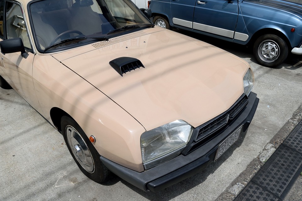 もともとは劣化でツヤのあまりない状態の塗装でしたが、前オーナー様によるコーティング施工で、ご覧の通りのツヤツヤ状態に！ありがたや～、ありがたや～。