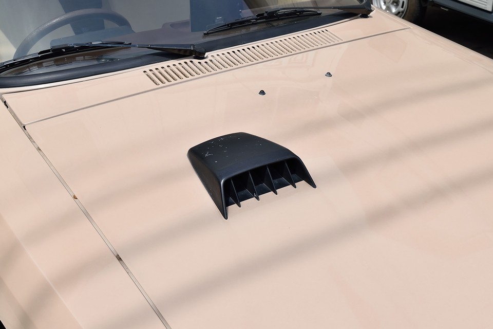 ボンネット上の黒いエアインテークは正規ディーラー車だけの装備！