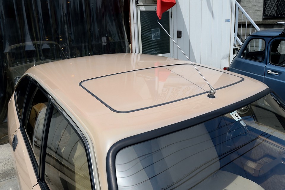 ルーフも同様にクリア劣化はあったはずですが、コーティングでこの状態に！そして、なんとこの個体はサンルーフを装備！以前にはガタツキがあり、雨漏りも心配な状態でしたが、補修によりスムーズに動くようになりました！もちろん水抜きホースも清掃しましたので雨漏りの心配も無用！