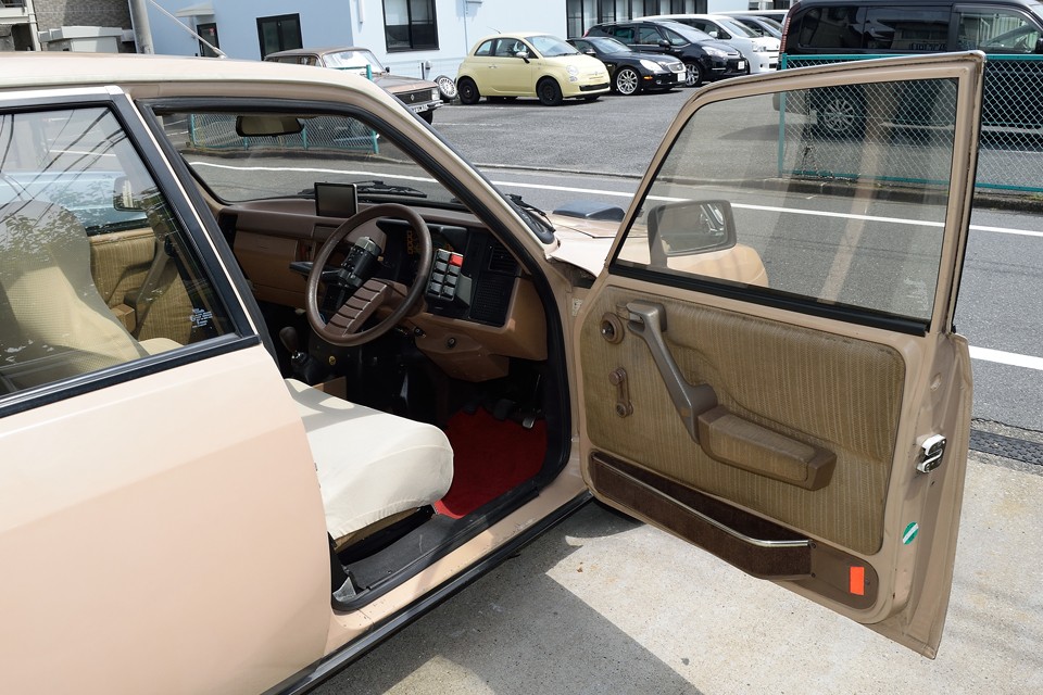 その丹精な外観からは想像出来ないくらいにアバンギャルドなインテリア！その衝撃的なデザインをご覧くださいませ～！