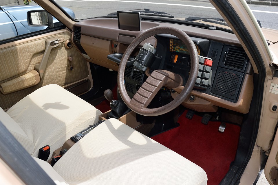 普通クルマには付いていないはずのものがっ！ハンドル左に茶筒？右には電卓？を装備？？？　