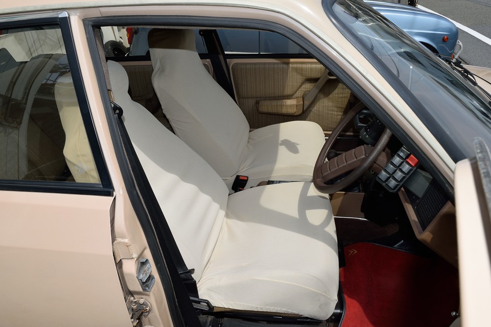 謎の茶筒と電卓は置いといて（笑）・・・シートは張替をしていないオリジナルの布生地なので、さすがに使用感や一部破れもありますが、前2席だけ、ご覧のスッポリ被せるタイプのシートカバーでスッキリ！