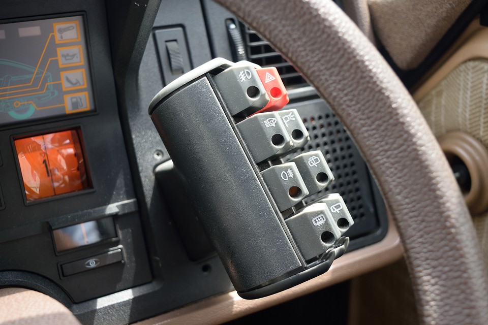 電卓の正体は・・・各種操作ボタン類！ドライバー目線からだと、とても分かりやすく、操作もハンドルから手を放すことなく、指1本！これはまさしく「デザインの勝利！」