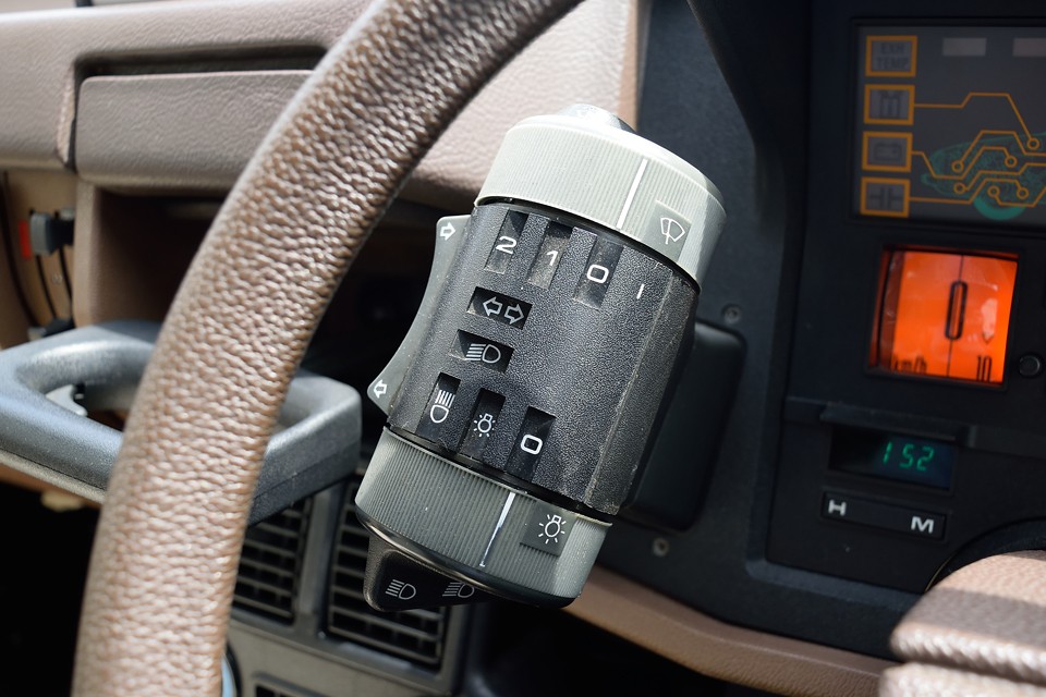 茶筒の方は、ライト、ウインカー、ワイパー操作が集約されたコントローラーユニット！このデザインで操作性はバツグン！「デザイン」に携わる方に是非ご覧いただきたいのです！