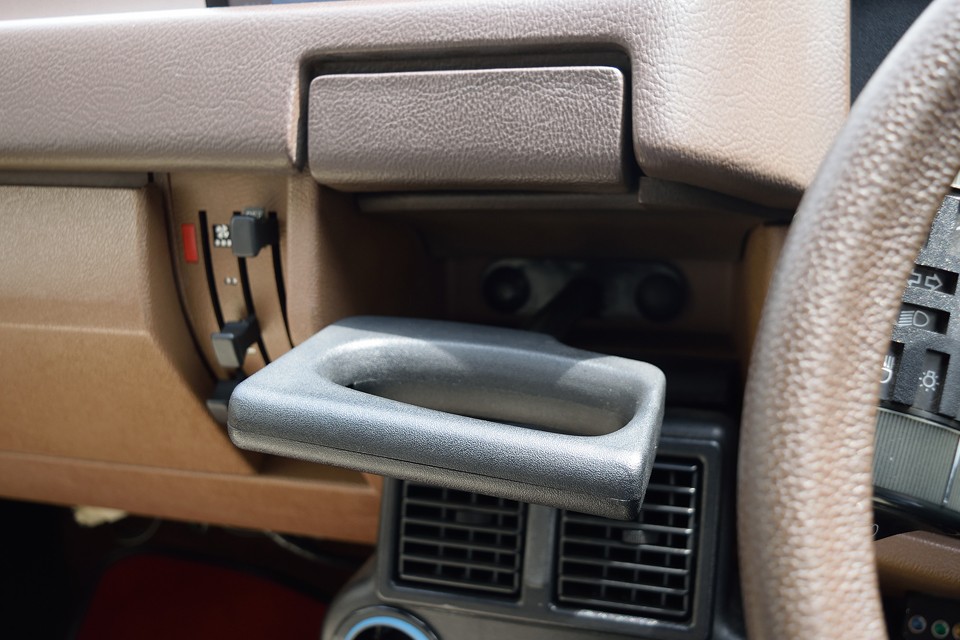 そして、インパネ中央にはドリンクホルダー・・・では無く、パーキングブレーキレバーを装備。