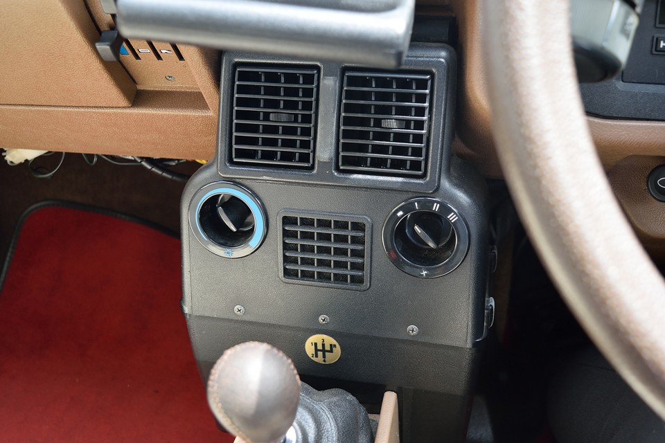 この個体はディーラーオプションのクーラーを装備！・・・とは言っても、例によってガス抜けはありますので定期的な補充は必要です。でもちゃんと冷えるし、風量もかなりあるので、ギリ実用レベルではないかと！