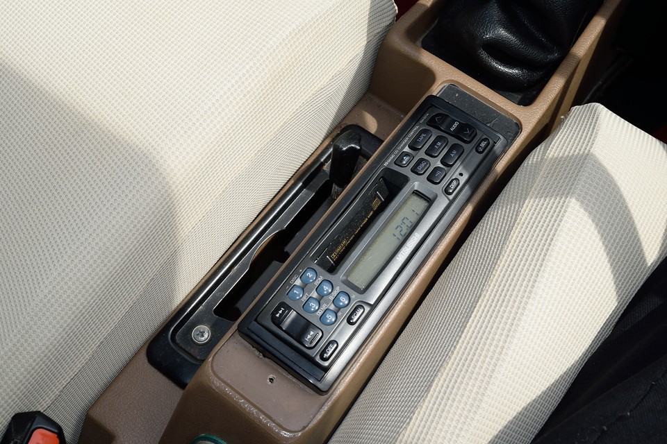 GSAは前席の中央にオーディオがあります。その横は車高調整レバーです。通常走行～悪路走行～メンテナンスモードと3段階の車高調整が可能です。