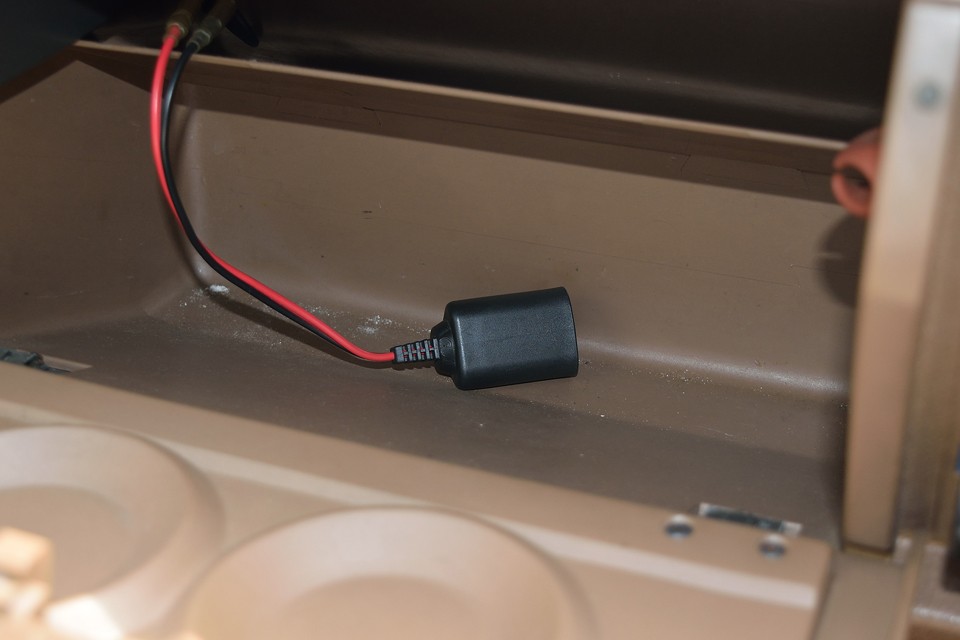 同じくグローブBOX内に増設シガーソケットも装備。携帯の充電はもはや必須ですからね。