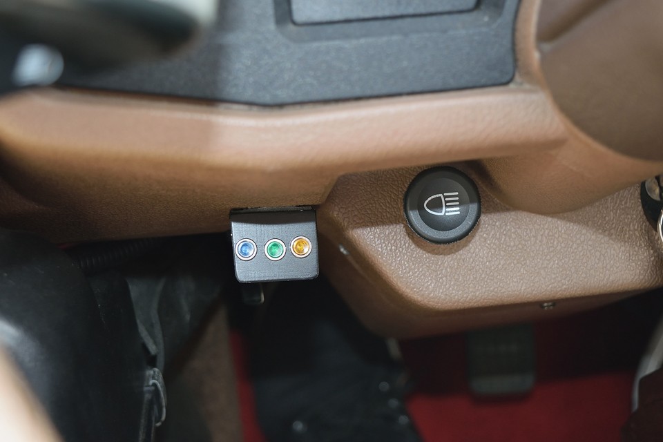 本個体はいくつかの補修箇所がありますが、そのひとつがコレ。本来の茶筒？！のライトスイッチが破損し代替部品も入手が難しいので、ここに移設しました。