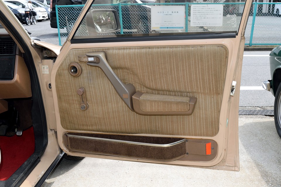 前ドア内張り・・・お爺ちゃんちのカーテンと同じ柄の様な気が・・・（笑）