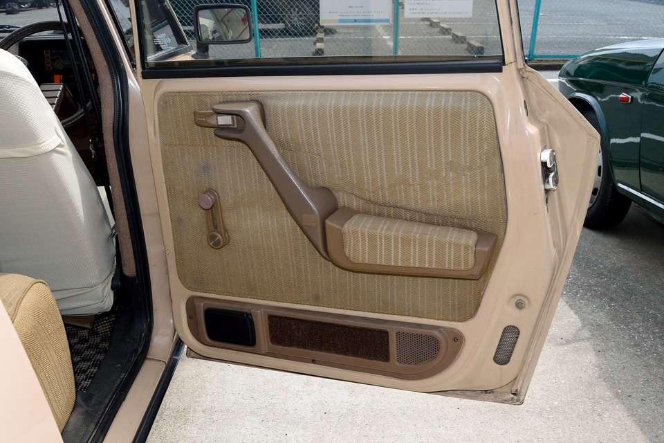 右リアドアだけ、ご覧のシミがあります。何とか頑張ってキレイにさせていただきます！