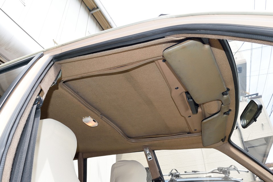 天張りも経年による薄い汚れはもちろんありますが、酷い損傷やタバコ、ペットのイヤな臭いはありません。