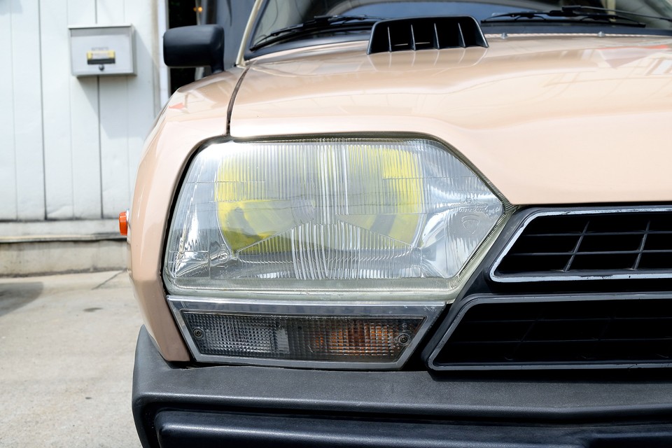 ヘッドライトの反射板に劣化はほとんど見られません。旧車ではよくある光量不足で車検不合格？！なんて心配も無さそうです。そしてバルブはイエローバルブ！夜間はもちろん、昼間でも黄色い目がアクセントに！