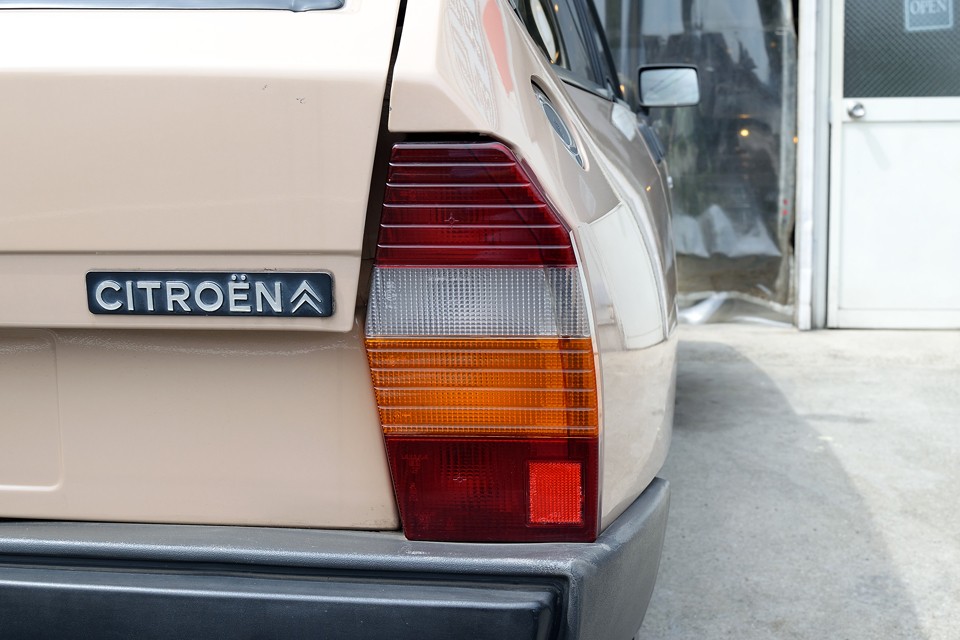 リアレンズもご覧の通り、色褪せ、割れはありません！