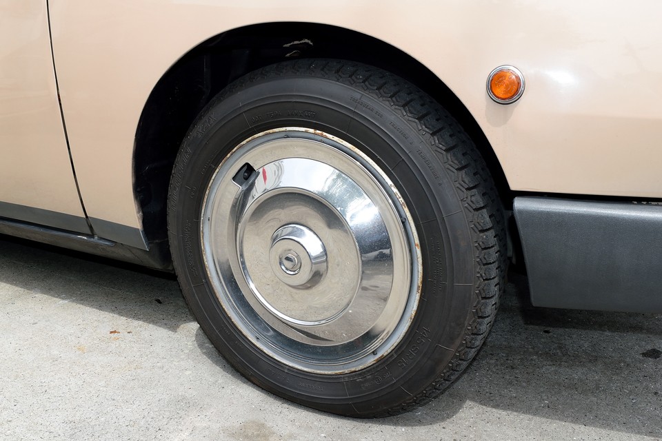 ホイールをスッポリ覆うホイールキャップも目立つキズやサビも無くピッカピカ～！