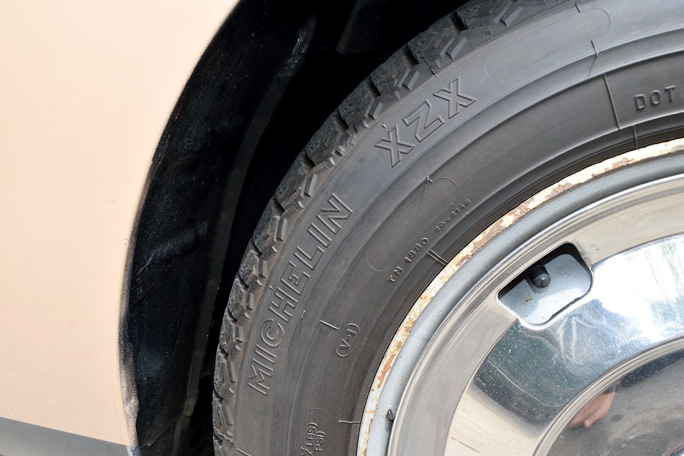 タイヤはシトロエンでは定番のミシュランXZXを装着！アジアンタイヤにも同サイズはあるようですが、やっぱミシュランじゃないとね。