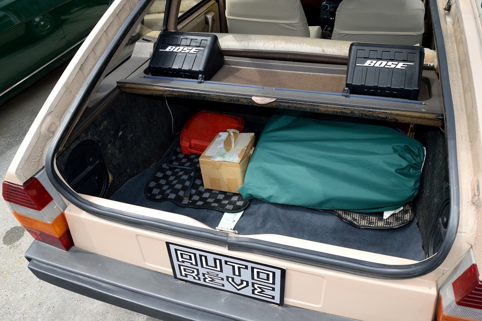 ボディカバー、専用ジャッキ、クランク棒兼タイヤレンチ兼ジャッキハンドル、いくつかの予備パーツが付属します。