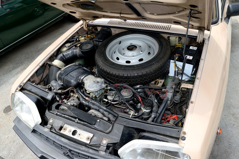 空冷水平対向4気筒、1300ccエンジンは、上からはほとんどエンジンブロックが見えない程、低い位置に搭載されています。この重心の低さが安定した挙動に貢献しているんですね。