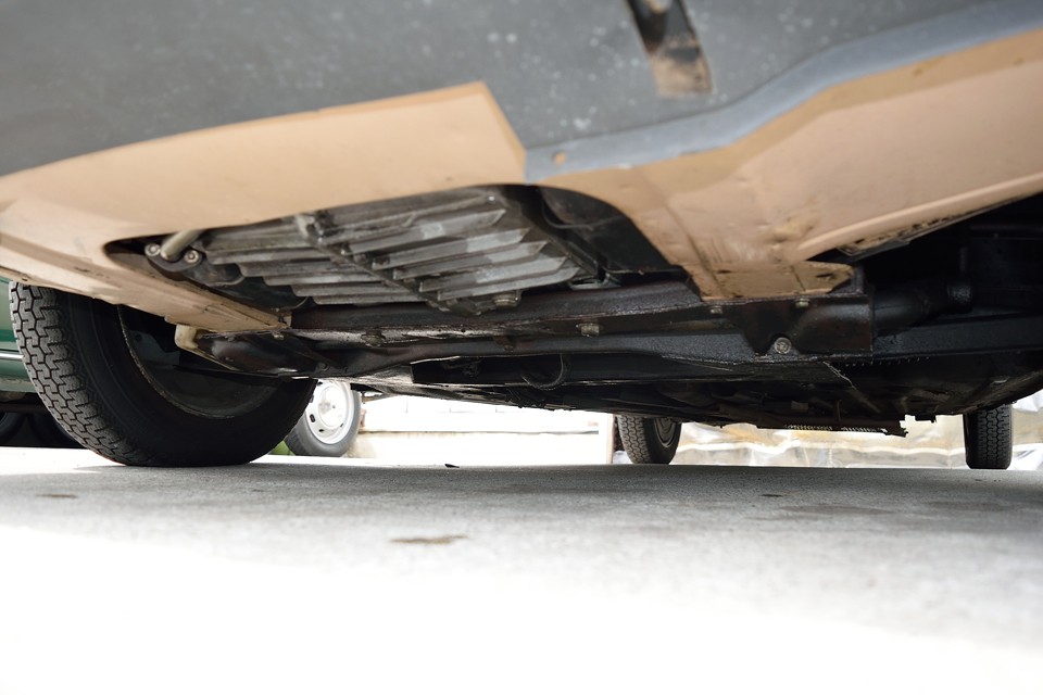 エンジン下面です。その昔弊社で、排気漏れ、エンジンオイル漏れ（LHMオイルではありません！）の修理を行いかなり改善しましたが、未だ少し漏れがあるようです。エンジンO/H等でもちろん完治しますが、このまま付き合っていくのも有りかと・・・。