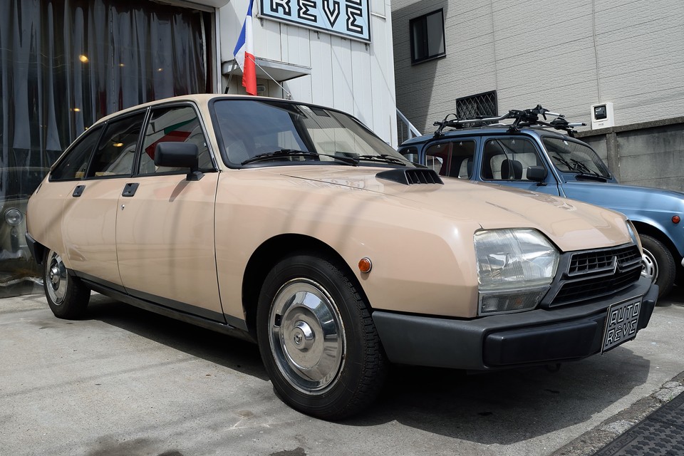 ハイドロ最低位（通常走行モード）。　他のハイドロシトロエン車と違って、GSは任意で車高を最低位まで下げる事は出来ません。低く構えたあの「勇姿」を見るには、自然に下がってくるのを1日ほど待たなければいけないのです。