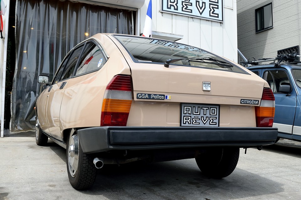 一般的に考えればいくつか補修したい部分もありますが、そこは敢えてそのままの状態に・・・だってこれがこのクルマの歴史なので・・・。